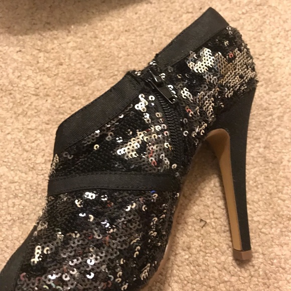 BOGO 1/2 OFF: 3 1/2” black heels with a bling - Picture 3 of 8